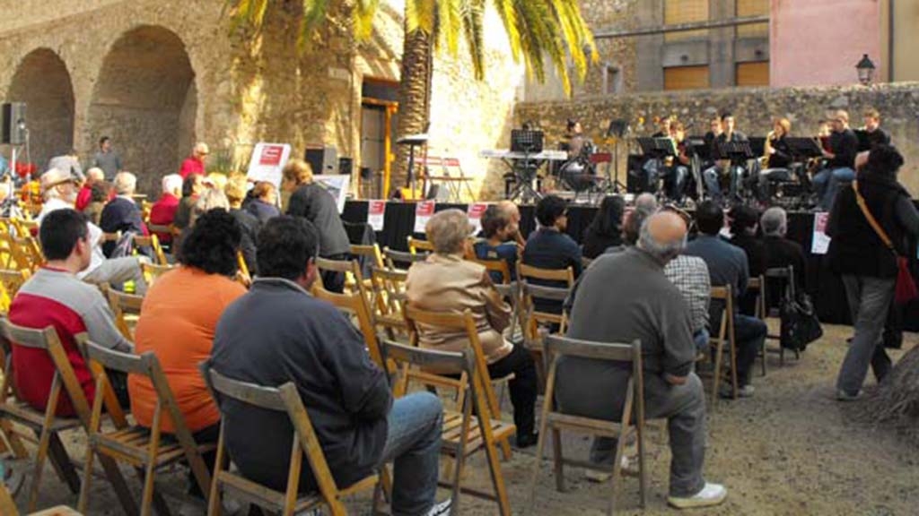 Festivals, camins de ronda i acció cultural