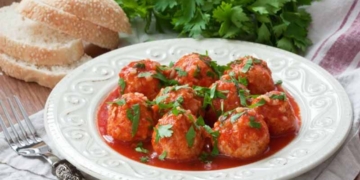 Mandonguilles de tonyina amb salsa