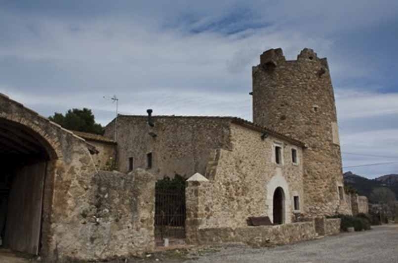 El Mas Ral, vestigis d’un aflorament volcànic i un antic forn de rajols