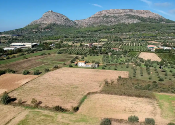 El mas de les Voladeres. Una de les perspectives més espectaculars sobre la plana agrícola i el Montgrí