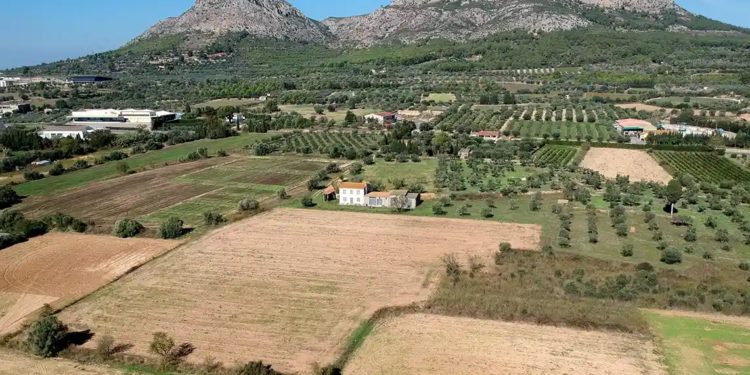 El mas de les Voladeres. Una de les perspectives més espectaculars sobre la plana agrícola i el Montgrí